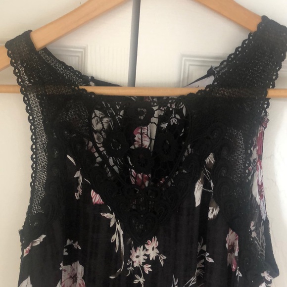 Sleeveless top. - Picture 2 of 10